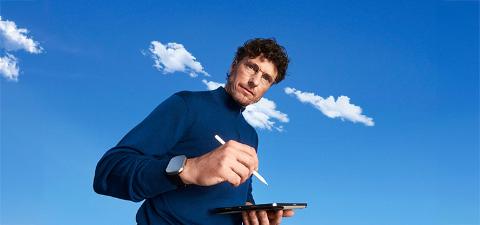 homme à lunettes avec une tablette et un stylet entre les mains