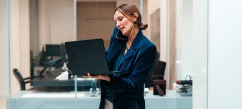 femme au téléphone portant son laptop